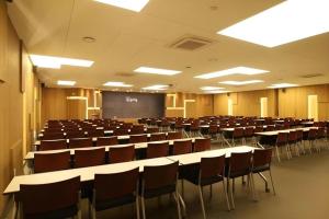 une salle de conférence vide avec des tables et des chaises dans l'établissement KT&G Sangsangmadang Chuncheon Stay (Korea Quality), à Chuncheon