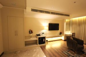 Una televisión o centro de entretenimiento en Hotel Ganga Sutra 32 fotos más