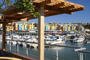 un puerto deportivo con barcos en el agua y edificios en Orada Apartamentos Turísticos - Marina de Albufeira, en Albufeira