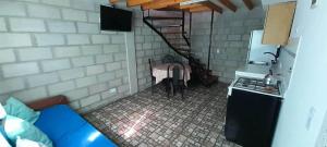 eine Küche mit einer Wendeltreppe in einem Zimmer in der Unterkunft Depto en playa dorada in Playa Dorada