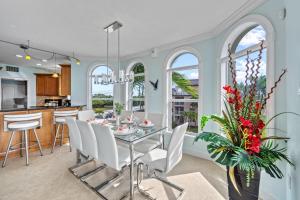 Admirals Watch - 673 في سيستا كي: مطبخ وغرفة طعام مع طاولة وكراسي