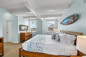 Admirals Watch - 673 في سيستا كي: غرفة نوم بها سرير ونافذتين +52 صورة