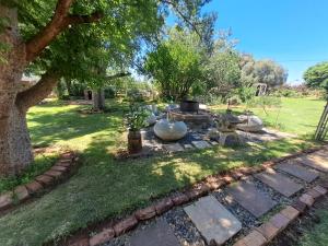 einen Garten mit einer Feuerstelle im Gras in der Unterkunft Sundown Lodge and Confrence in Aliwal North + 21 Fotos