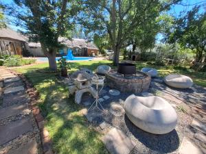 einen Hinterhof mit einer Feuerstelle sowie einem Tisch und Stühlen in der Unterkunft Sundown Lodge and Confrence in Aliwal North