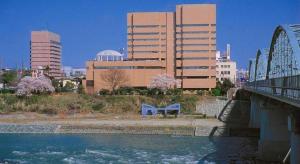 Výhled na řeku, která protéká v blízkosti hotelu