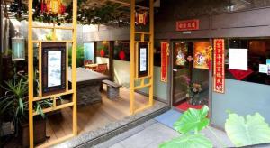 ein Geschäft mit Schildern im Fenster eines Gebäudes in der Unterkunft Pearl Hotel Kawasaki in Kawasaki + 154 Fotos