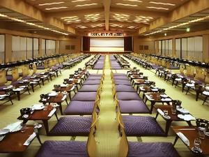 ein großer Speisesaal mit lila Tischen und Stühlen in der Unterkunft Hotel Shofuen in Miya