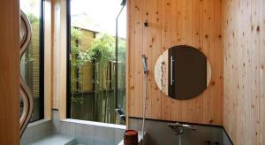 La salle de bains est pourvue d'un miroir et d'une baignoire avec fenêtre. dans l'établissement Suigetsurou Hotel, à Tonami 182 autres photos