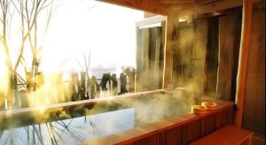 Zimmer mit einem Fenster und Blick auf das Wasser in der Unterkunft Auberge Kitano Dandan in Abashiri + 186 Fotos