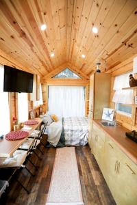 Televiisor ja/või meelelahutuskeskus majutusasutuses Cute Tiny Home with Animals near the Gulf Coast in Navarre, Florida