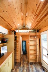 Köök või kööginurk majutusasutuses Cute Tiny Home with Animals near the Gulf Coast in Navarre, Florida