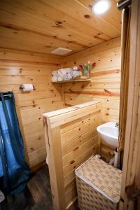 Vannituba majutusasutuses Cute Tiny Home with Animals near the Gulf Coast in Navarre, Florida