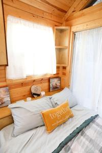 Voodi või voodid majutusasutuse Cute Tiny Home with Animals near the Gulf Coast in Navarre, Florida toas