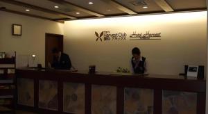 2 personnes assises au comptoir d'un restaurant dans l'établissement Hotel Harvest Tateshina, à Tateshina 166 autres photos