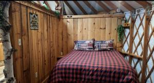 Ένα ή περισσότερα κρεβάτια σε δωμάτιο στο Gorgeous Yurt in the Adirondacks for a Unique Glamping Getaway near Minerva, New York