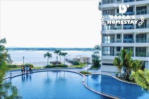 - une vue sur la piscine en face d'un bâtiment dans l'établissement Country Garden Fully Unblocked Seaview Suite by Dooga's Homestay, à Johor Bahru