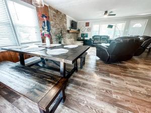 ein Wohnzimmer mit einem Holztisch und einer Couch in der Unterkunft Beautiful Farm Stay with Private Pickleball Court near Kerr Lake, North Carolina in Manson