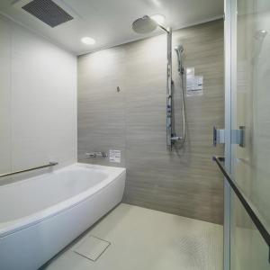 un baño con bañera y ducha en Goto Tsubaki Hotel, en Hukue
