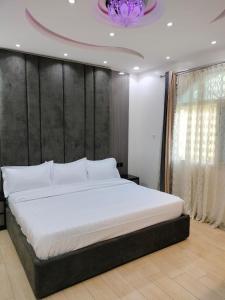 ein Schlafzimmer mit einem großen Bett mit schwarzem Kopfteil in der Unterkunft منتجع الكناري in Ta'if