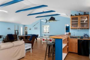 Η κουζίνα ή μικρή κουζίνα στο Gorgeous Beach House with Incredible Water Views for an Unforgettable Escape in Duck, North Carolina +67 φωτογραφίες