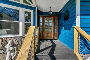 Rõdu või terrass majutusasutuses Cozy Mountain Retreat with Fire Pit and Large Yard, Located Near Downtown Marion, NC +39 fotot