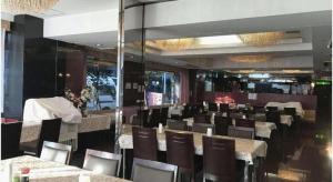 ein Speisesaal mit Tischen und Stühlen in einem Restaurant in der Unterkunft Ikebukuro Royal Hotel in Tokio