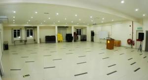 une grande pièce vide avec un grand sol blanc dans l'établissement Cukai View Hotel, à Kampong Nipah Panjang