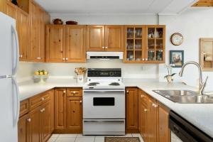 Kuchyň nebo kuchyňský kout v ubytování Charming Waterfront Cottage with Private Dock on Peaceful Otter Lake near Huntsville, Ontario