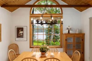 Fotografie z fotogalerie ubytování Charming Waterfront Cottage with Private Dock on Peaceful Otter Lake near Huntsville, Ontario v destinaci Huntsville + 45 fotografií