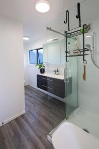 Ένα μπάνιο στο Seaviews and a stroll to Whanagaumu bay