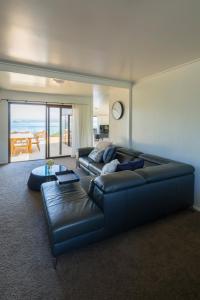 Χώρος καθιστικού στο Seaviews and a stroll to Whanagaumu bay