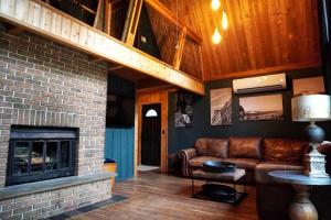 Χώρος καθιστικού στο Incredible Secluded Cabin with Barrel Sauna, Fire Pit and Deck for an Unforgettable Getaway in the Finger Lakes in New York