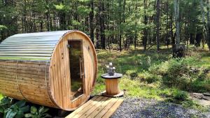 Κήπος έξω από το Incredible Secluded Cabin with Barrel Sauna, Fire Pit and Deck for an Unforgettable Getaway in the Finger Lakes in New York