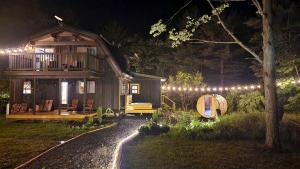 Κήπος έξω από το Incredible Secluded Cabin with Barrel Sauna, Fire Pit and Deck for an Unforgettable Getaway in the Finger Lakes in New York +141 φωτογραφίες