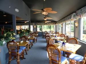 une salle à manger avec des tables et des chaises en bois dans l'établissement Hilton Head Island Beach and Tennis Resort, à Île de Hilton-Head