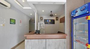 ein Büro mit Theke und Getränkeautomat in der Unterkunft Capital O 90556 Hotel Cherita Rooms in Telok Baru