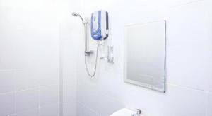 eine Dusche mit einem Telefon und einem Spiegel in einem Badezimmer in der Unterkunft Big Orange Hotel Jitra in Jitra + 63 Fotos