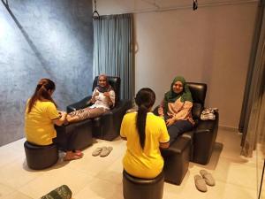 eine Gruppe von Frauen, die in einem Raum auf Stühlen sitzen in der Unterkunft Twin Star Hotel in Kampong Keteyong