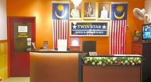 ein Restaurant mit einer Theke mit Flaggen an der Wand in der Unterkunft Twin Star Hotel in Kampong Keteyong