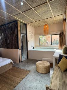 ein Zimmer mit einem Bett, einer Couch und einem Tisch in der Unterkunft The Chan Chan Home Seaside Phan Thiet in Phan Thiet