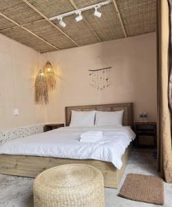 ein Schlafzimmer mit einem großen Bett mit weißer Bettwäsche in der Unterkunft The Chan Chan Home Seaside Phan Thiet in Phan Thiet