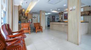 a lobby with chairs and a bar in a restaurant at Collection O Seremban Near Gateway Mall Formerly Sri Mutiara Hotel in Seremban