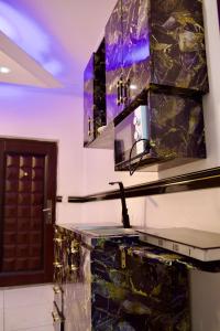 Kuchyň nebo kuchyňský kout v ubytování ftrealtyproperties Tango Suites 11