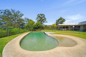 ein Swimmingpool im Hinterhof eines Hauses in der Unterkunft Coastview Manor - Family Hinterland Retreat in Valdora