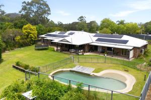 eine Luftaufnahme eines Hauses mit Swimmingpool in der Unterkunft Coastview Manor - Family Hinterland Retreat in Valdora + 51 Fotos