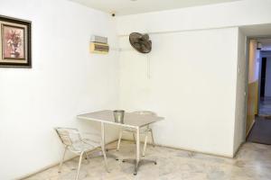 a table and two chairs in a room with a wall at OYO 89874 Gs Golden Star Hotel in Seri Kembangan