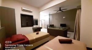 TV a/nebo společenská místnost v ubytování OYO Home 90416 Exclusuites + 14 fotografií