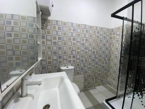 Koupelna v ubytování ftrealtyproperties Lords Hill 8 + 6 fotografií