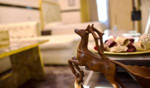 un cheval en bois sur une table avec une assiette de nourriture dans l'établissement Ft realty properties 2, à Otele