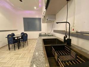 Kuchyň nebo kuchyňský kout v ubytování ftrealtyproperties Lords Hill 10